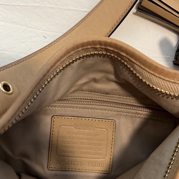 Gorgeous Coach Leather Hobo bag in a camel color. Zip closure, side zip pocket. - Picture 9 of 13